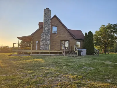 Breathtaking Views and Cozy Fireplace - Charming Modern Retreat Hotels near Belle Grove Plantation