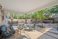 Das Weinhaus Pool & Hot Tub - Walk to Main St