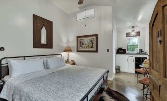 Tejas Suite Walking Distance to Main St!