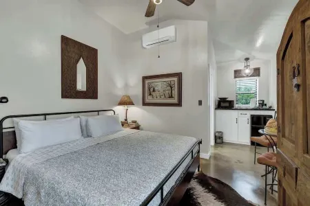 Tejas Suite Walking Distance to Main St!