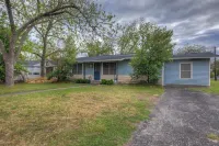 Gorgeous Bluebonnet House with Deck and Fire Pit