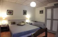 Self-catering cottage 400m from the beach, run by olive growers