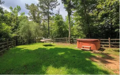 Pet-friendly 2-bd cabin w/hot tub and fenced-in yard close to town Hotels in der Nähe von Delphi University