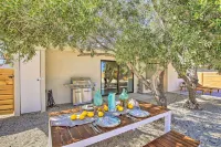 Modern Joshua Tree Bungalow with Fire Pit and BBQ! - 3-Star