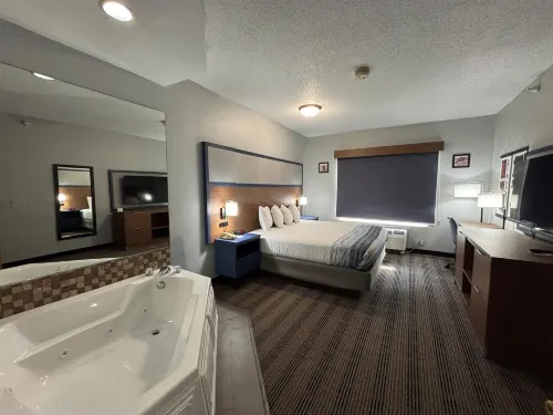 AmericInn by Wyndham Galesburg - parking