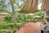 Lovely Bryan Home w/ Deck - 4 Mi to Kyle Field! - Homestays