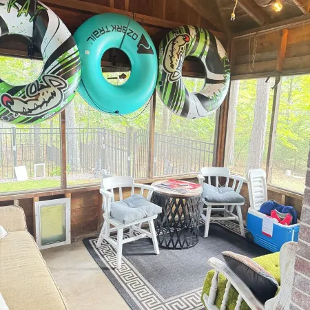 Cabin on lake . Pet friendly
