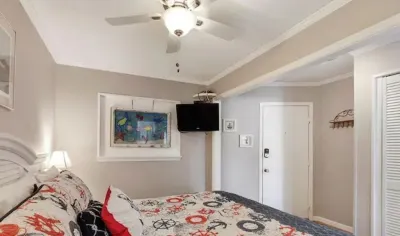 Tybee Beach views, just steps to the ocean 타이비 아일랜드 주변 호텔