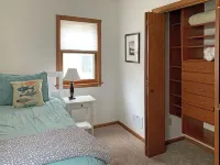 Pewaukee Lake House Rental: 4 Bedrooms, 2.5 Baths, Pier, Pontoon,Family Friendly Hotels in Pewaukee