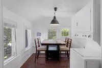 Vintage Coastal Cottage -3Bed/1Bath Upstairs