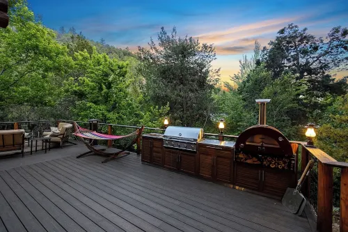 Verde River Lodge: Riverside Cabin Luxury with Hot Tub, Games & Wild Beauty