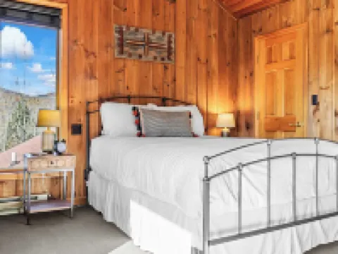 Secluded Retreat w/ Pool, Hot Tub, Fire Pit, Views Windham Mountain House Hotéis em Windham