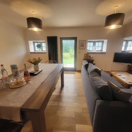 Cottage Sleeps 5 with Hot Tub and Parking
