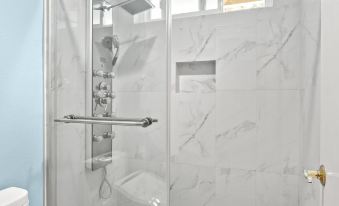 Spacious 4BR Family Retreat w Private Pool