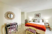 3 Mi to IU: Dog-friendly Condo w/ Pool Access! - balcony