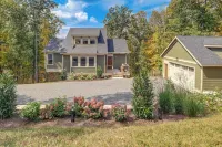 Mtn Views & Spacious Deck! Modern Caldwell Getaway - 4 estrellas