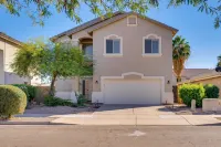 Golf, Hikes & Sports Fun! Desert Getaway w/ Pool - Homestays