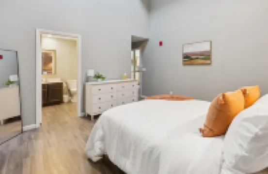 鄉村工業風閣樓帶法院景觀三卧室公寓