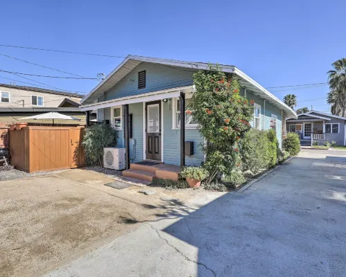 Charming Craftsman Cottage with Garden and Hot Tub! Hotels in Fullerton