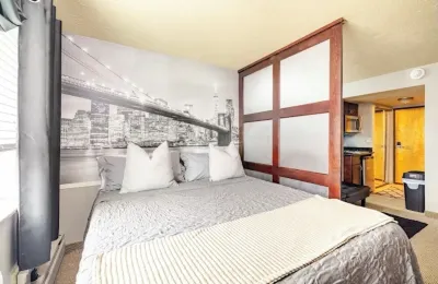 CAL KING BED, FREE PARKING PASS FOR 1 CAR, BY DOWNTOWN & CLINIC Отели в г. 