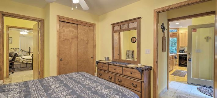 Walk to Big Trees State Park: Cabin w/ Deck! Hotels in Calaveras County