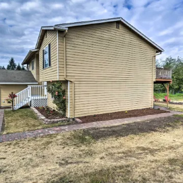 Cozy Port Orchard Home w/ Grill & Fire Pit!