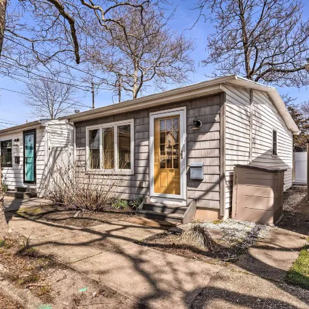 Bright Belmar Cottage < Half Mi to Boardwalk!