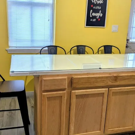 Relaxing Rustic Oasis - 6 Min Walk to Downtown! Cyclist Welcomed & Pet Friendly!