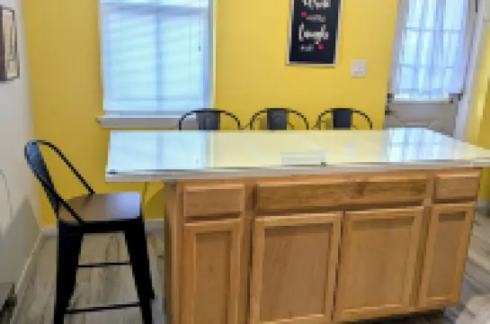 Relaxing Rustic Oasis - 6 Min Walk to Downtown! Cyclist Welcomed & Pet Friendly!