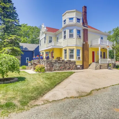 Algoma Victorian - Steps to Lake Michigan!