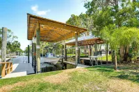 Canal-Front Retreat in Crystal River! -  Privatzimmer