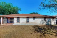 Walk to Park! Family-Friendly Laredo Home w/ Yard - 2 Sao