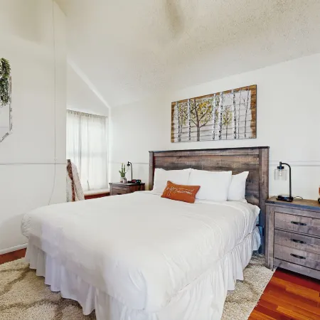 3Br Home w/ Sparkling Pool, Fire Pit