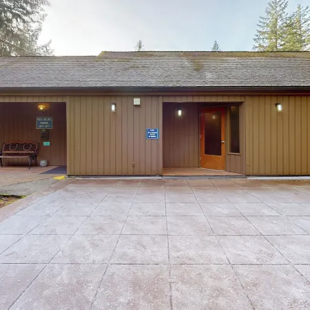 1 BR Mtn Apartment w/ Wood Fireplace & Pool