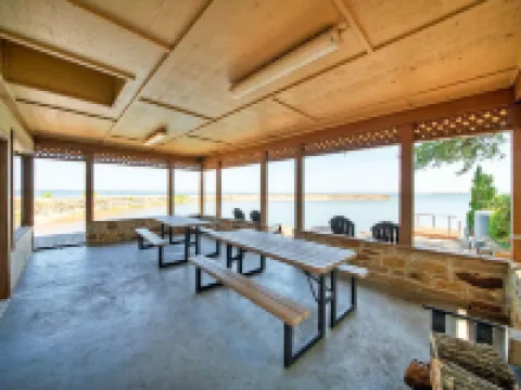 Luxurious Lakefront Estate: Spectacular Views, Expansive Grounds and Private Jetty Hotels in Buchanan Dam