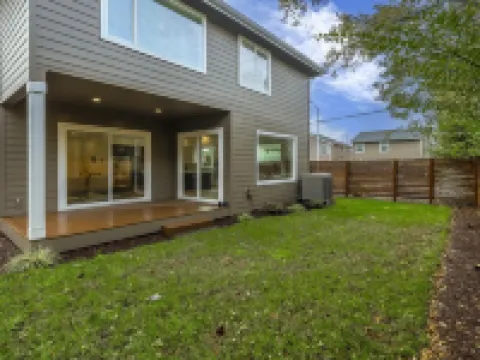 Brand New 5BR Home Fenced Yard Ample Parking Hoteles en Kent