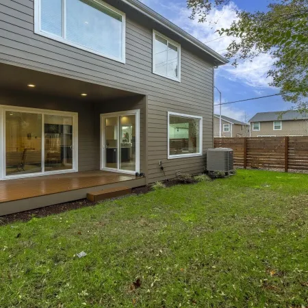 Brand New 5BR Home Fenced Yard Ample Parking Отели в г. Кент