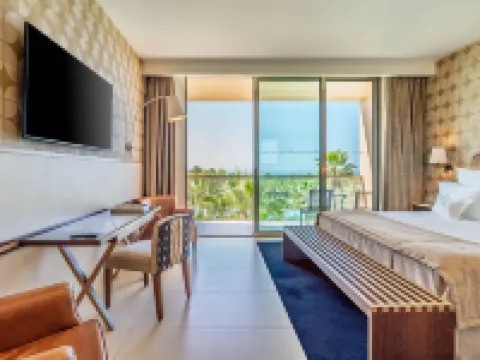 Wine & Books by the Sea, Algarve Resort Hotels in Guia