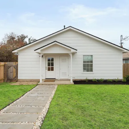 < 1 Mi to Georgetown Square: Pet-friendly Getaway!