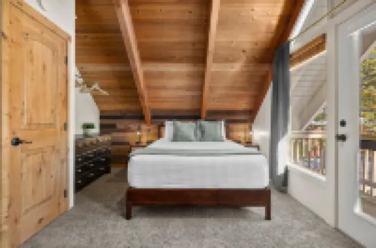 Chalet Squatch - Cozy-Luxe Cabin Near Village & SHARC!