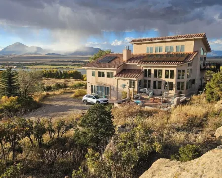 Luxury Villa with unobstructed Rocky Mountain & nature views in every direction 韋爾法諾縣酒店