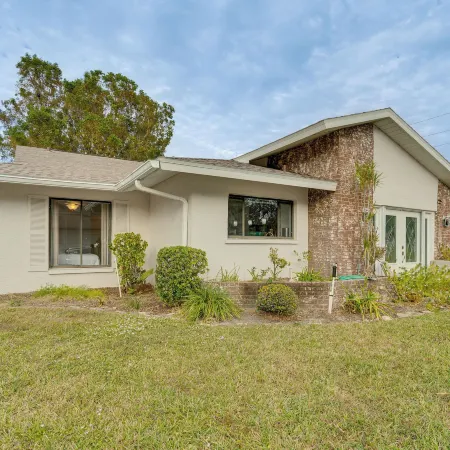 Private Beach & Pool Access! Fort Myers Getaway