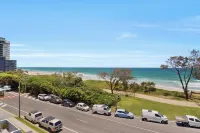 The Waterford on Main Beach - parking