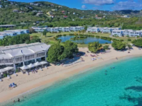 Wow! 3 Br! Remodeled Waterfront Unit, Sapphire Beach, Ocean View, Private Patio โรงแรมใกล้Lindquist Beach