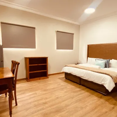 Whitehouse Guesthouse Отели рядом с достопримечательностью «Radiopark Building»
