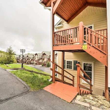Scenic Views! Ski-in/Ski-Out Condo in Beech Mtn 비치 마운틴 호텔