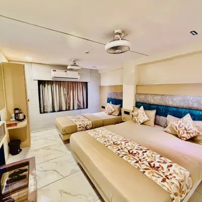 Hotel RV Residency Отели рядом с достопримечательностью «Торговый центр Alpha One»