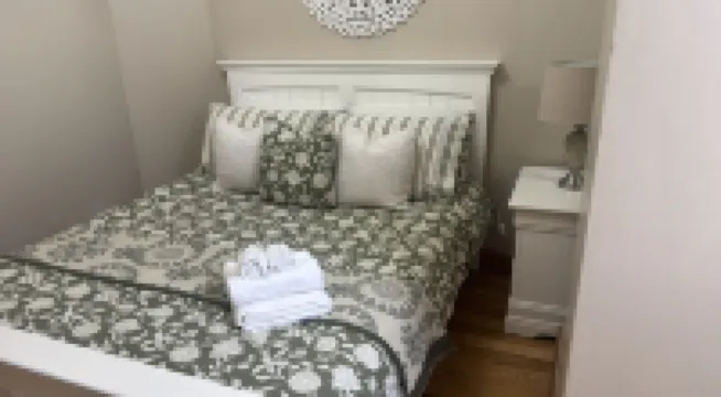 Dernvale House - Double Room - sleeps 2 - 홈스테이
