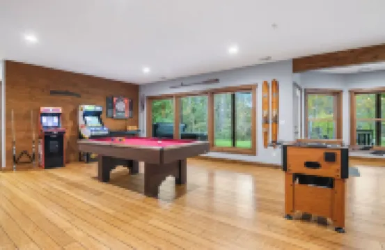 Riverfront Chalet on 5 acres~GameRoom~Spa~Gym~Firepit~Theater~2min to CrystalMtn