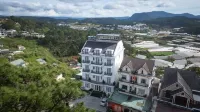 Hill Side Town Hotel